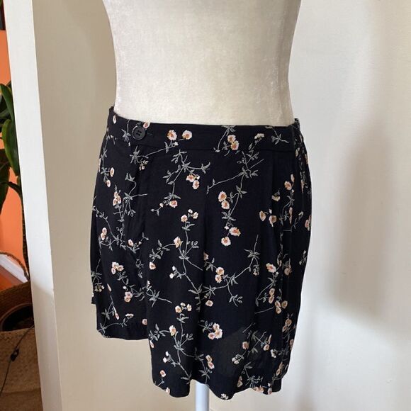 & Other Stories fluid shorts in dark floral print Size 8 - Picture 5 of 12